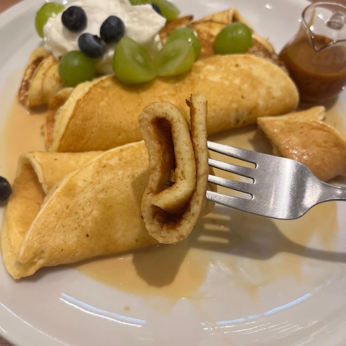 asm_pancake's tweet photo. 町田モディにあるJ.S. PANCAKE CAFEさん！
⁡
9/8から発売するシャインマスカットフェアの先行試食会に行ってきました！
⁡
バターミルクを使ったもちっとロールパンケーキが
もう最高すぎる！
⁡
キャラメルソースはほろ苦で甘���ぎないしシャインマスカットとの相性も良くて美味しかった🥹🤍 https://t.co/wvlYa56pVV
