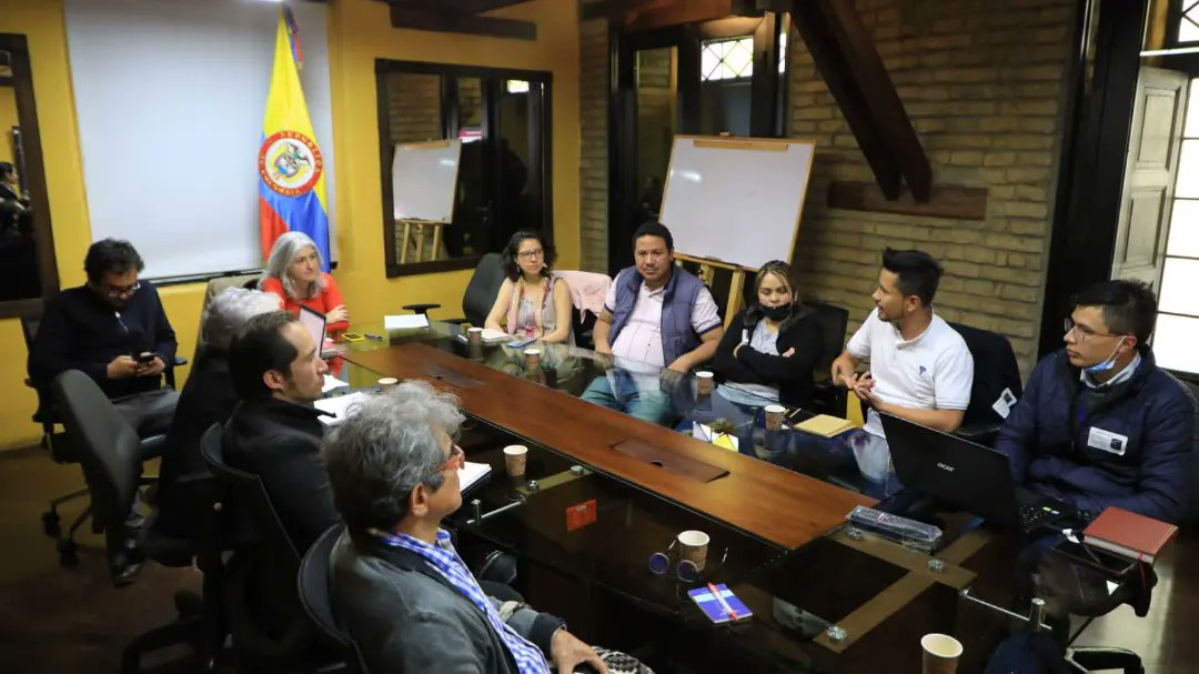 CATALINAVELASCO's tweet photo. El bienestar de recicladores y recicladoras de oficio y la disminución progresiva del proceso de enterrar residuos, son objetivos de la política de aprovechamiento de nuestro gobierno. Construiremos la ruta a través del diálogo con todas las instancias. Nos reunimos con @EMRS_ESP https://t.co/8ilDRnPnSB