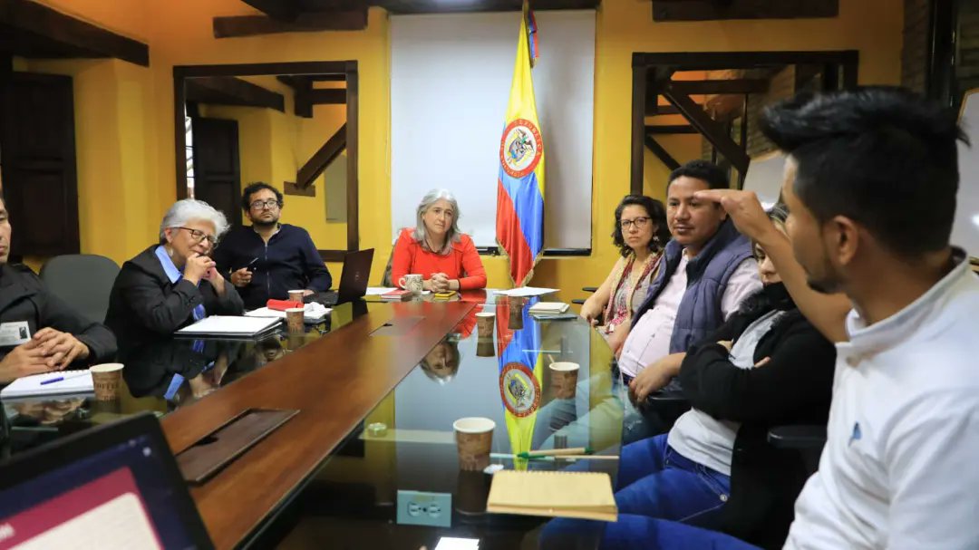 CATALINAVELASCO's tweet photo. El bienestar de recicladores y recicladoras de oficio y la disminución progresiva del proceso de enterrar residuos, son objetivos de la política de aprovechamiento de nuestro gobierno. Construiremos la ruta a través del diálogo con todas las instancias. Nos reunimos con @EMRS_ESP https://t.co/8ilDRnPnSB