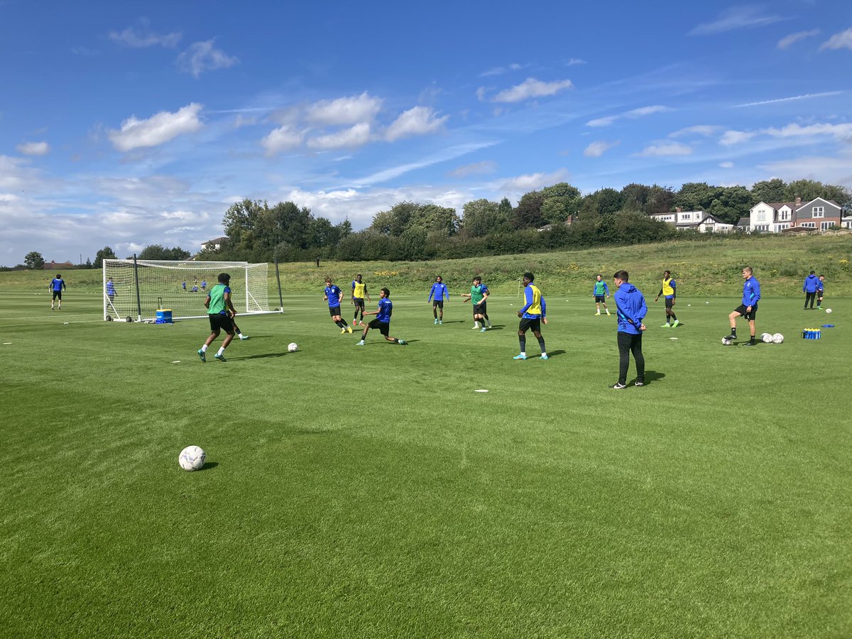 📸 The B Team prepare in the sunshine under the watchful eye of coach <a href="/GeorgeD04/">George Danaher</a> 

#htafc | #YoungTerriers