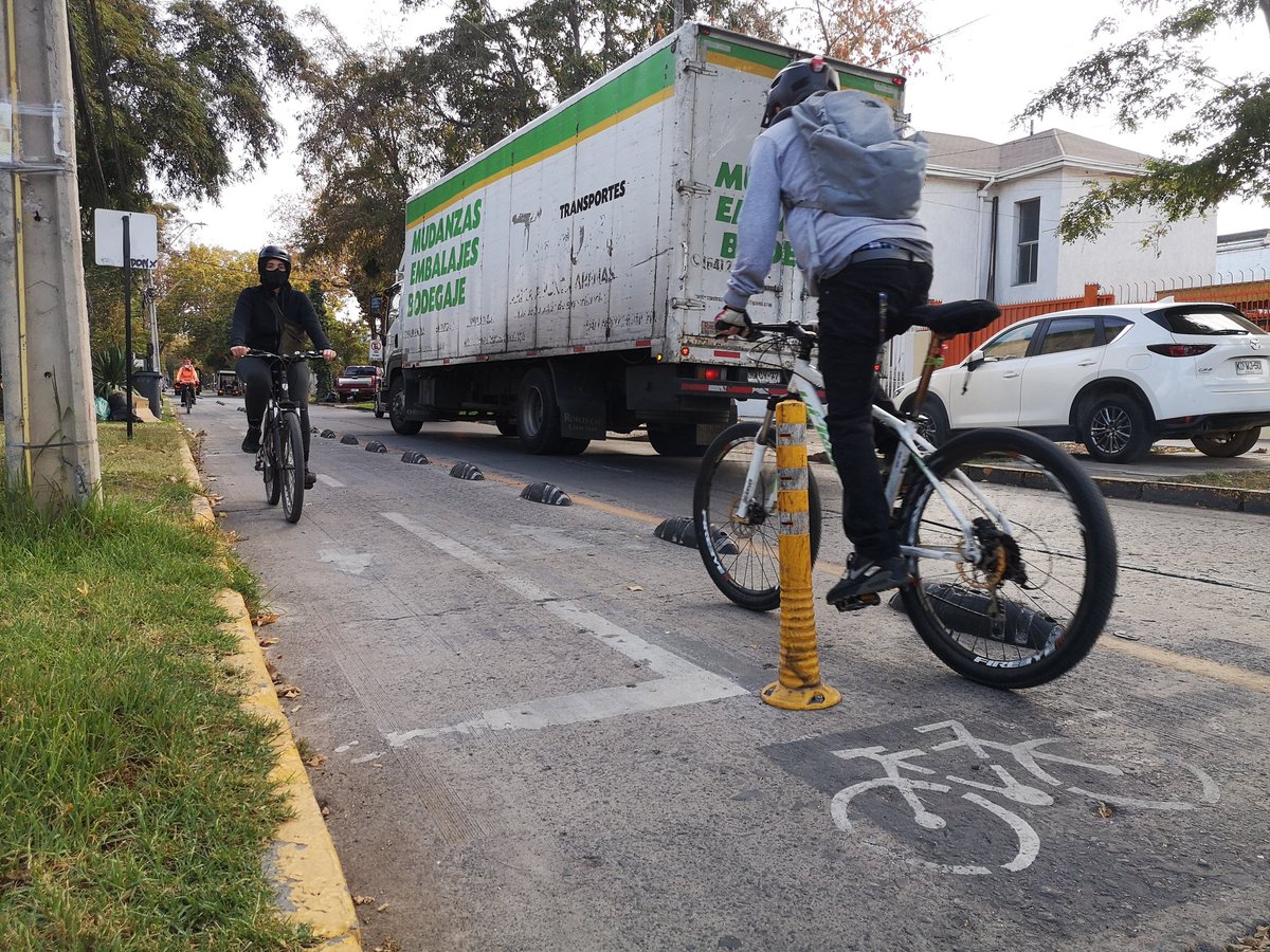 En el #diadelairelimpio es importante actuar colectivamente para mejorar #ElAireQueCompartimos. El aire sucio mata a 1 de 9 personas en el 🌎
Por más espacios para circular seguros en bicicleta y medios sustentables #dona1mtdeciclovia <a href="/ACAChile1/">ACAChile</a>
 @UNEnvironment