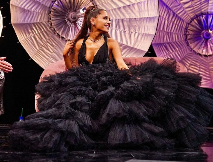 teamaribrasil's tweet photo. Há 4 anos atrás Ariana Grande se apresentava na BBC em Londres! https://t.co/xB8lOcWHR4