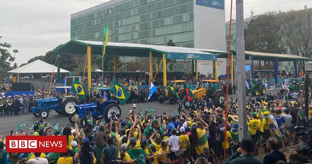 BBC News Brasil on Twitter: "Exalta&ccedil;&atilde;o do agroneg&oacute;cio tamb&eacute;m marca o  desfile de 7 de Setembro, em Bras&iacute;lia. Tratores desfilam com bandeiras do  Brasil, enquanto o p&uacute;blico grita &ldquo;agro, agro, agro&rdquo;.  https://t.co/si3grNrtLx" /