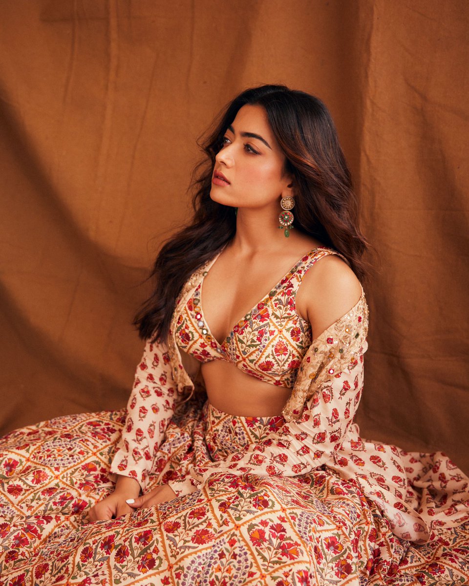 iamRashmika's tweet photo. All about yesterday… 🍂✨
Kaisa laga aapko trailer? 🧡 https://t.co/0PsoLNzpQ8