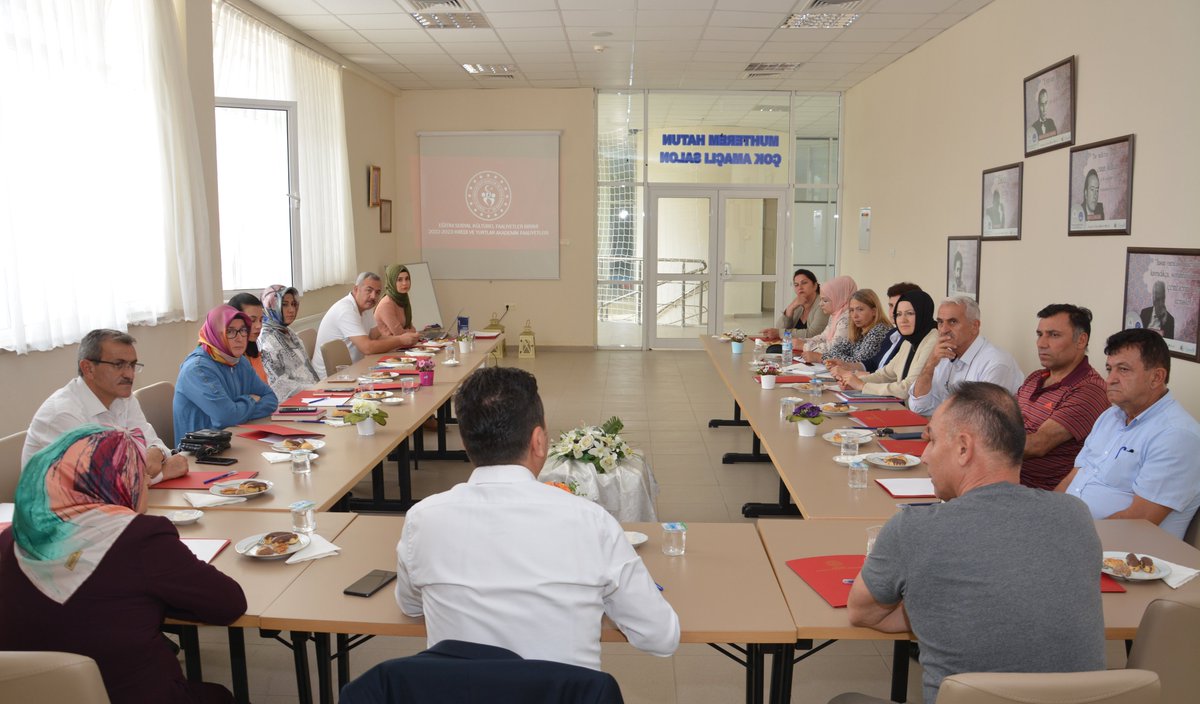 İl Müdürümüz <a href="/Numannafizsahin/">Numan Şahin</a> katılımı ile Yeni Eğitim Öğretim yılı öncesi Yurt Müdürlerimiz ve Eğitim Sorumlularımız ile yeni dönem değerlendirme toplantısı yapıldı.

<a href="/gencliksporbak/">Gençlik ve Spor Bakanlığı 🇹🇷</a>  
<a href="/kasapoglu/">Dr. Mehmet Kasapoğlu</a>