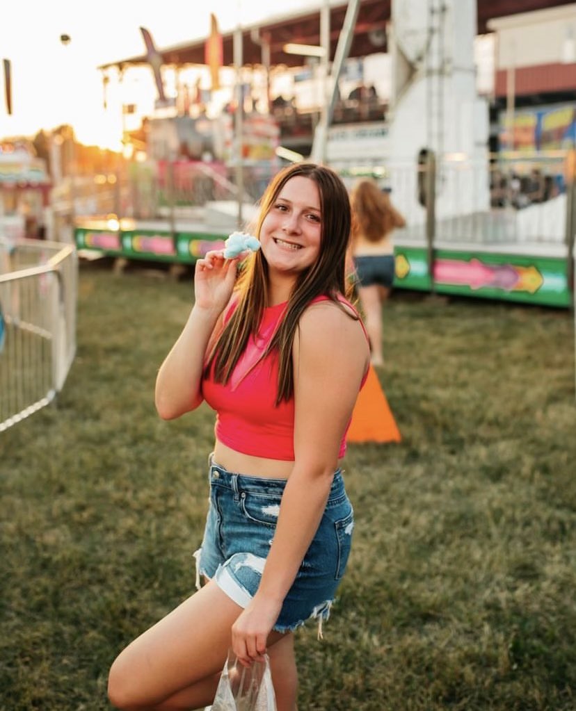 YHSTigerCheer's tweet photo. Our next senior is Delaney! Delaney is
our power tumbling queen and could probably standing tuck all day long if she wanted to! We're so grateful to have her as part of our team! 
We 💚 you Delaney! @delaney366 https://t.co/AS8PLAVsbx