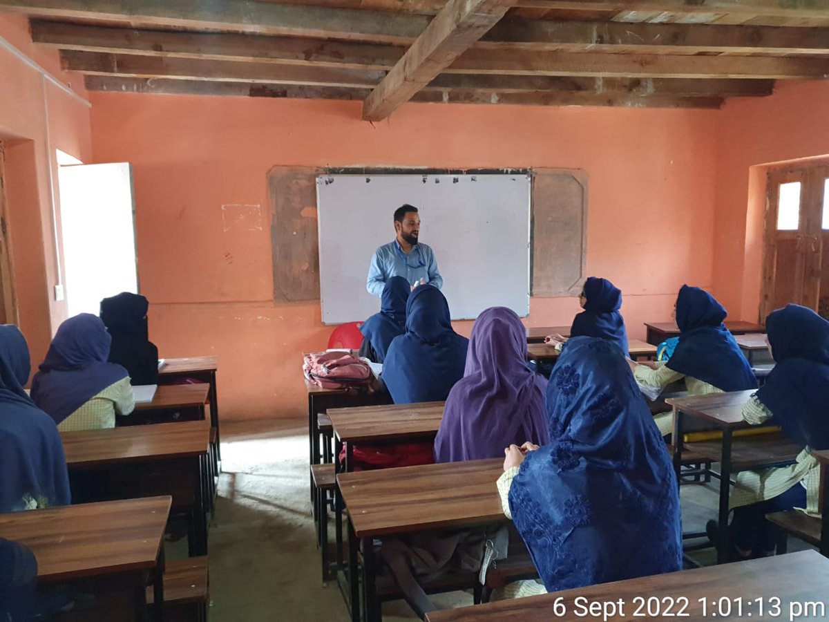 VCF_JK's tweet photo. Vocational Coordinator @nasir52083598 paid visit to #GHS_Chimmer &amp; #GHS_Zongalpora, interacted with school authorities, students &amp; VTs. School authorities appreciated the efforts of Vocational Trainers &amp; impressed upon the feedback of students.
@EduMinOfIndia
@SchoolEdujkut https://t.co/FG2nLhmlB0