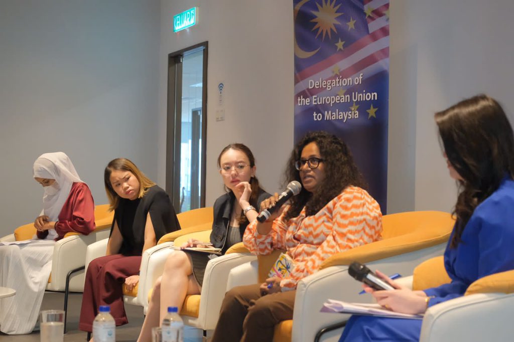 WFRmalaysia's tweet photo. Had a fruitful discussion at the @EUinMalaysia panel today on the role NGOs take in empowering and upskilling refugees and the importance of having a framework for refugee integration in Malaysia 🇲🇾

Here’s @anusharym engaging with other prominent activists from this space 💪🏼 https://t.co/OUKC2jCl9m