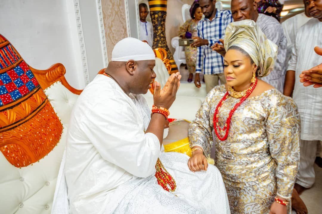 SaharaReporters's tweet photo. Nigerian Monarch, Ooni Of Ife, Ogunwusi Marries New Wife Nine Months After Divorcing Naomi | Sahara Reporters https://t.co/PrDHVtq4bq https://t.co/TlKwEf7s1z