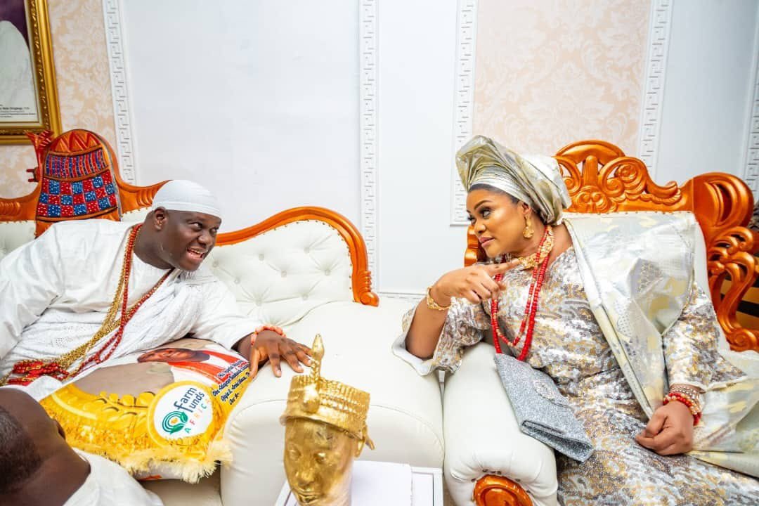 SaharaReporters's tweet photo. Nigerian Monarch, Ooni Of Ife, Ogunwusi Marries New Wife Nine Months After Divorcing Naomi | Sahara Reporters https://t.co/PrDHVtq4bq https://t.co/TlKwEf7s1z