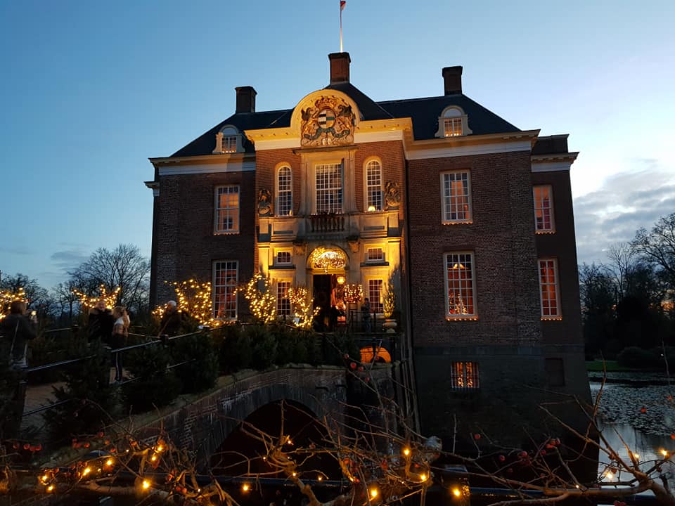 Geurende kerstbomen, brandende vuurkorven, sfeervolle verlichting, een #kerstmarkt en live muziek zorgen voor een ultieme #kerstsfeer. 
Van woensdag 14 tot en met zondag 18 december is er 'kerst op Middachten'. Geopend van 12.00 tot 20.00 uur (zondag 19.00 uur). #landgoed #rheden
