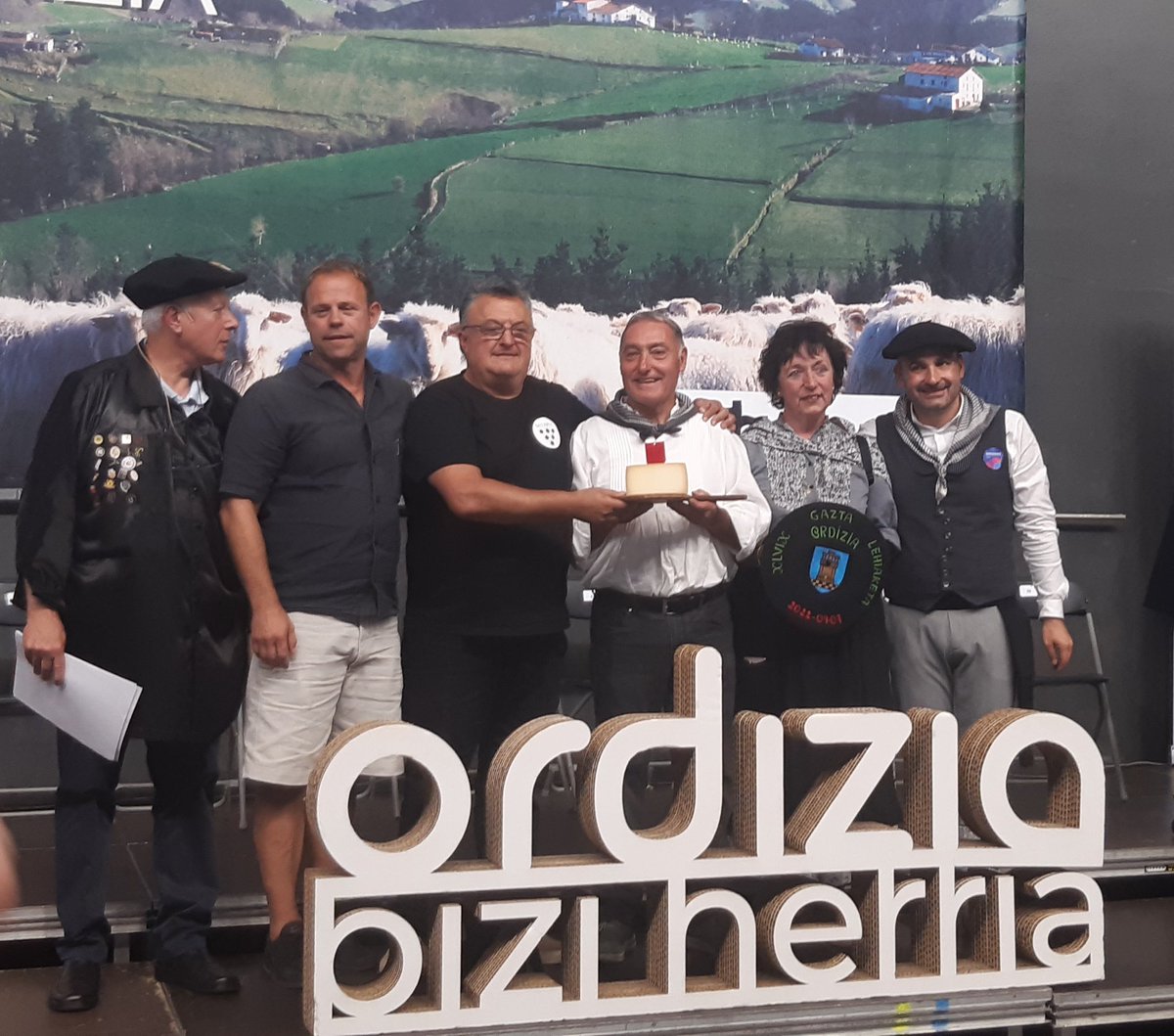 Bitarte upategiak 9.600 euro ordaindu ditu gazta irabazlearengatik.
<a href="/berria/">Berria.eus</a>