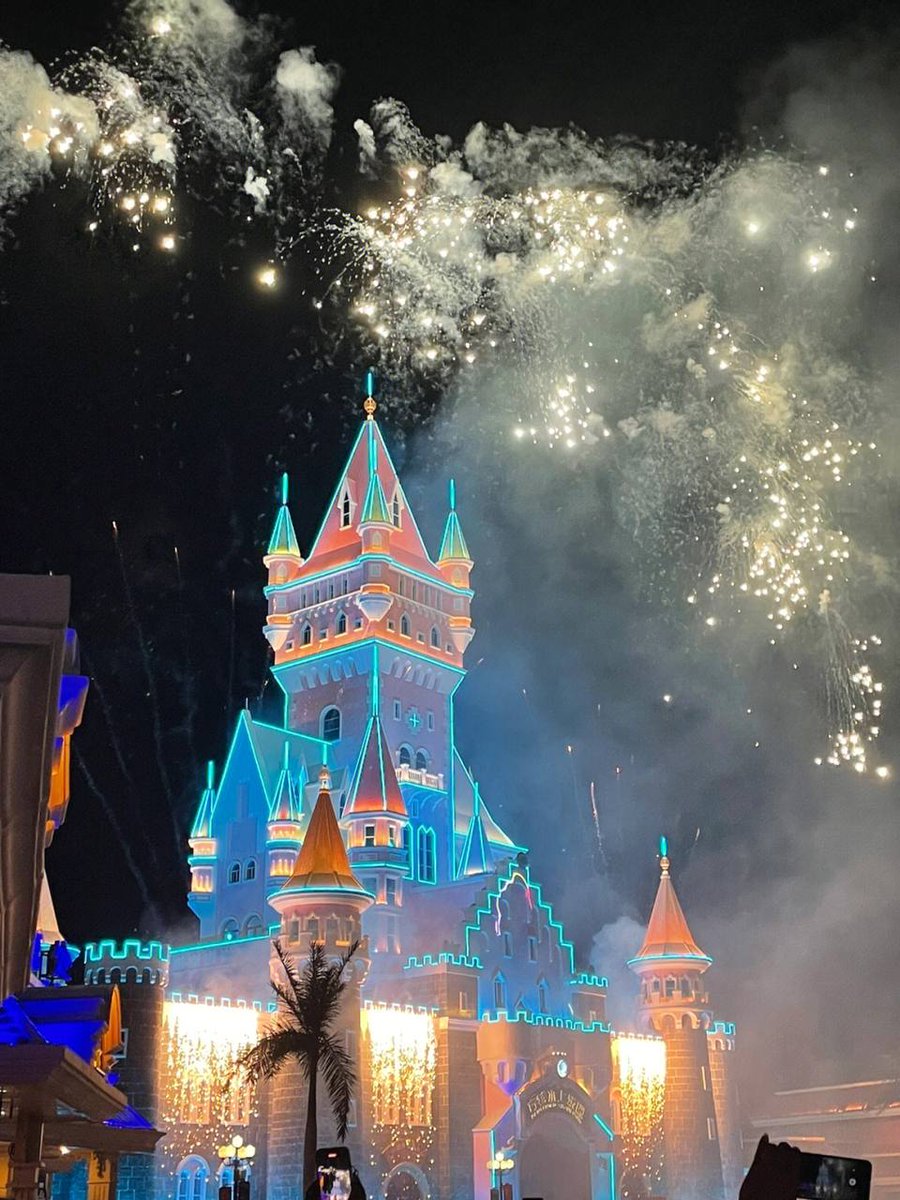 Forever8100's tweet photo. Do you like fireworks or someone who likes to watch fireworks with you? https://t.co/s74GkT5xOL