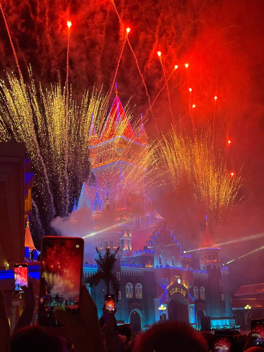 Forever8100's tweet photo. Do you like fireworks or someone who likes to watch fireworks with you? https://t.co/s74GkT5xOL