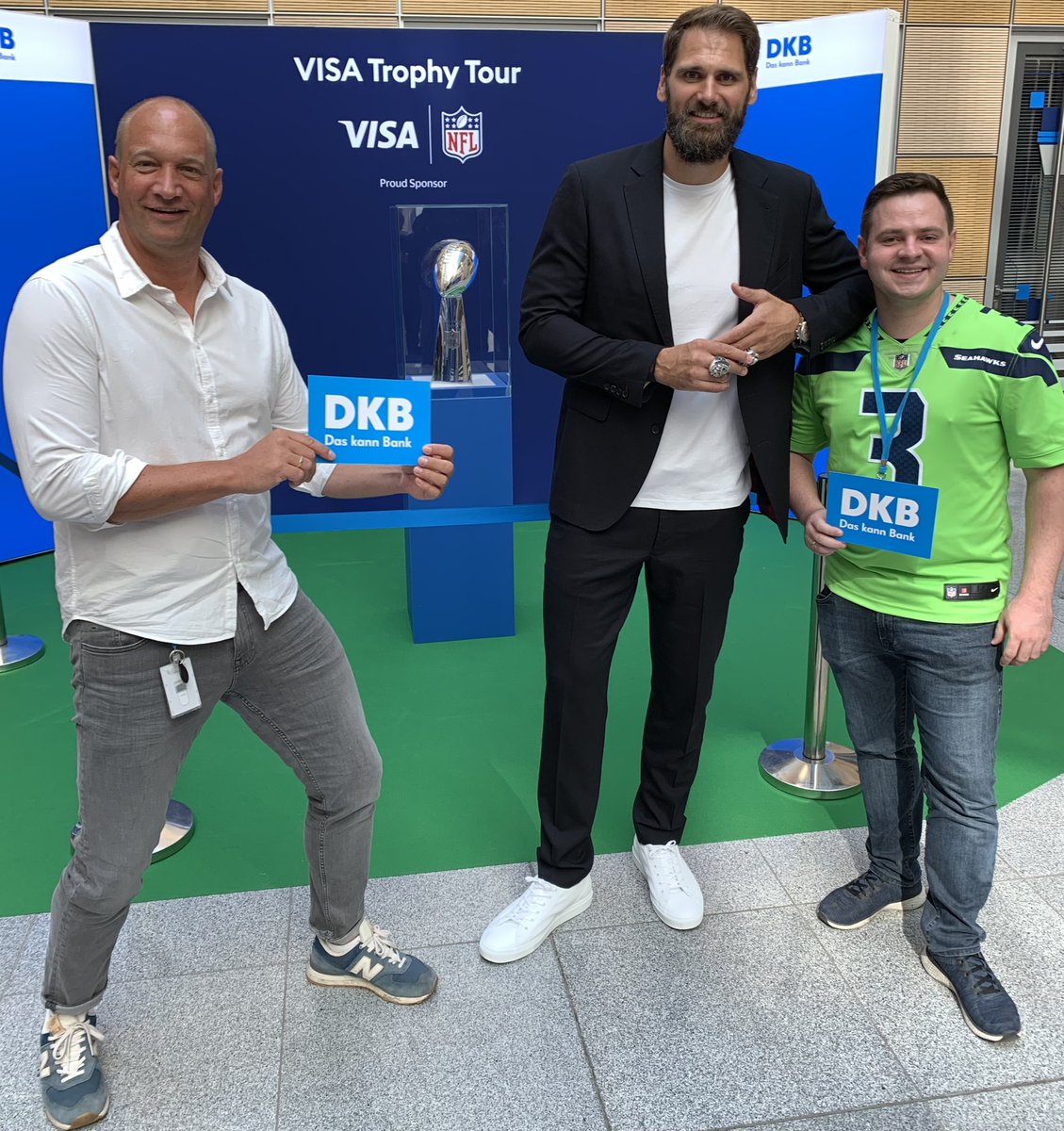 DA IST DAS DING! Die Vince Lombardi Trophy war heute im Atrium der @DKB_de - zusammen mit dem 2-fachen Super Bowl-Gewinner @SebVollmer 🏈 - mächtige Ringe, ich sag’s Euch!!! Vorfreude bei uns auf das #MunichGame | @Seahawks at @Buccaneers | ist riesig! #DKBxNFL #NFL #DasKannBank