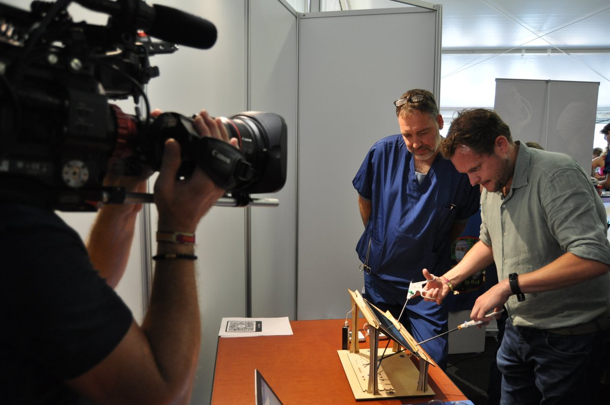 📺Atlas, 20.28 uur, NPO2📺
Hoe trainen chirurgen? Tijdens Lowlands Science konden bezoekers dit zelf ervaren. #Atlastv was erbij. En in de studio vertelt onze kinderchirurg <a href="/SanneBotden/">Sanne Botden</a> over de trainingsmodellen die ze maakt. Je ziet het vanavond <a href="/NPO2/">NPO 2</a>.