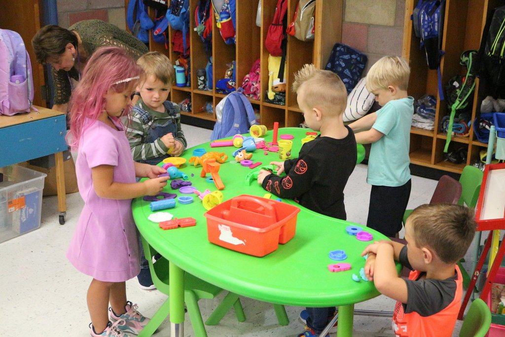 SpringvilleGrif's tweet photo. Colden Elementary School welcomed a number of new #Griffins as part of its first-ever, full-day Universal Pre-Kindergarten class yesterday! 

#SGIStrong #RedefiningRural https://t.co/VpYhFpDGU3