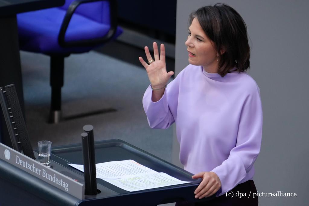 Das ist der Moment, in dem wir zusammenstehen müssen. Der Moment, gemeinsam für eine Welt zu kämpfen, in der Regeln &amp; Recht gelten, nicht Macht, Lügen &amp; Willkür. Das ist der beste Schutz für unsere #Demokratie &amp; unseren #Sozialstaat - @ABaerbock bei #Generaldebatte 1/2