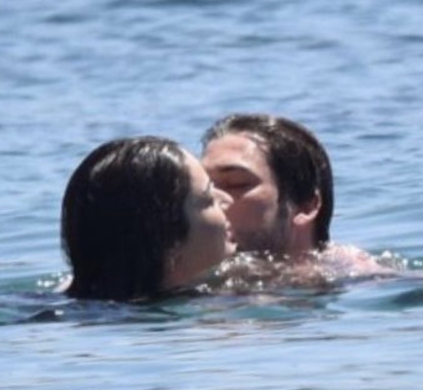 Juntos en Bodrum a escondidas de la prensa en el mar (no buscan publicidad) sólo buscan privacidad
💙💚
#AlpNavruz #AyçaAyşinTuran #AyçAlp