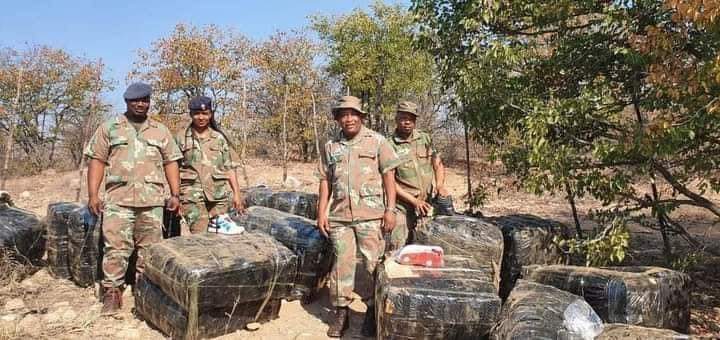 Rayray75733911's tweet photo. Wednesday things Zimbabweans collecting medication from South African 🇿🇦 clinics pretending to be sick and smuggling it to Zimbabwe 🇿🇼 https://t.co/Jx6JZWs1lk