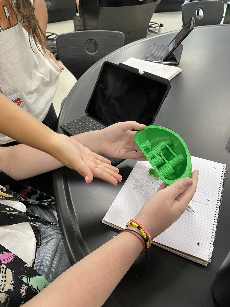 MarcusMrsD's tweet photo. Students used 3-D printed models to visually explore how structure relates to function and demonstrated the interconnectedness of the photosynthesis and respiration. @MHS9th https://t.co/i1jjiayUJ9