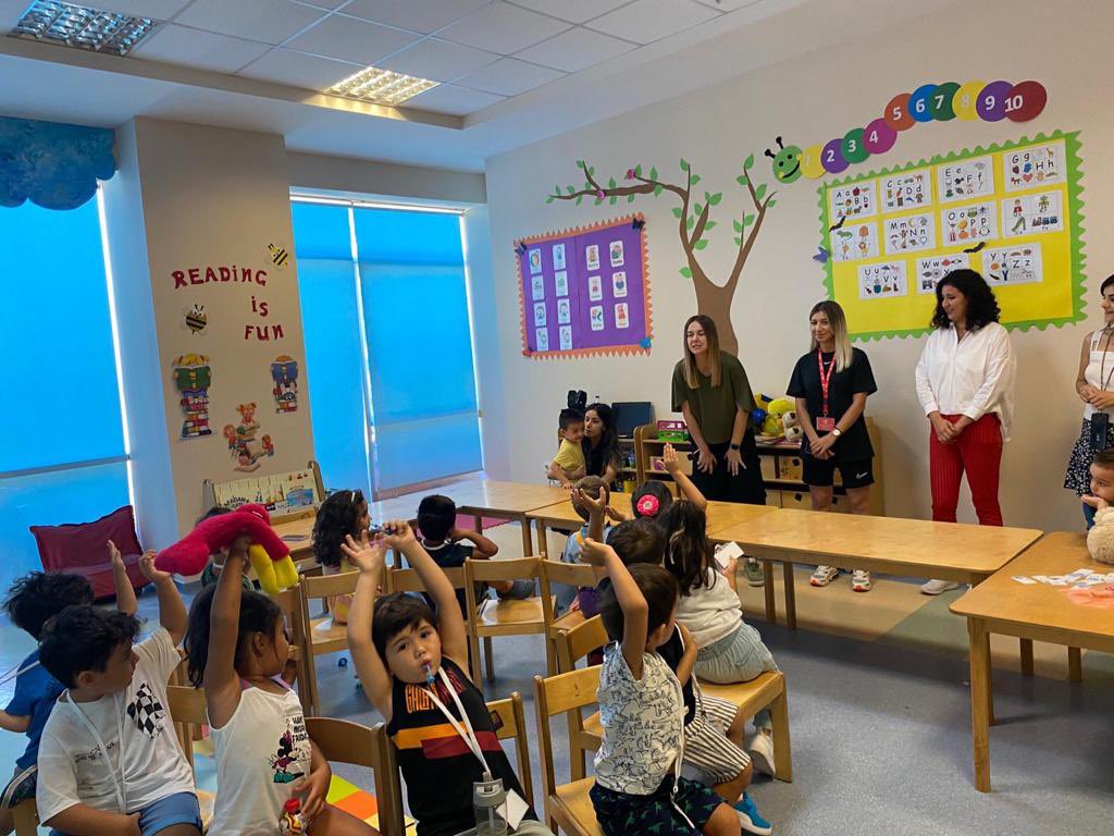 Çift dilli eğitim programımız ile anaokulu öğrencilerimizin 🤗 oryantasyon sürecine başladık. 🫶🏻
Branş öğretmenlerimiz ve sınıf arkadaşlarımız ile eğlenceli bir öğrenme yolculuğunun ilk adımından kareler 👇🏻❤️💙