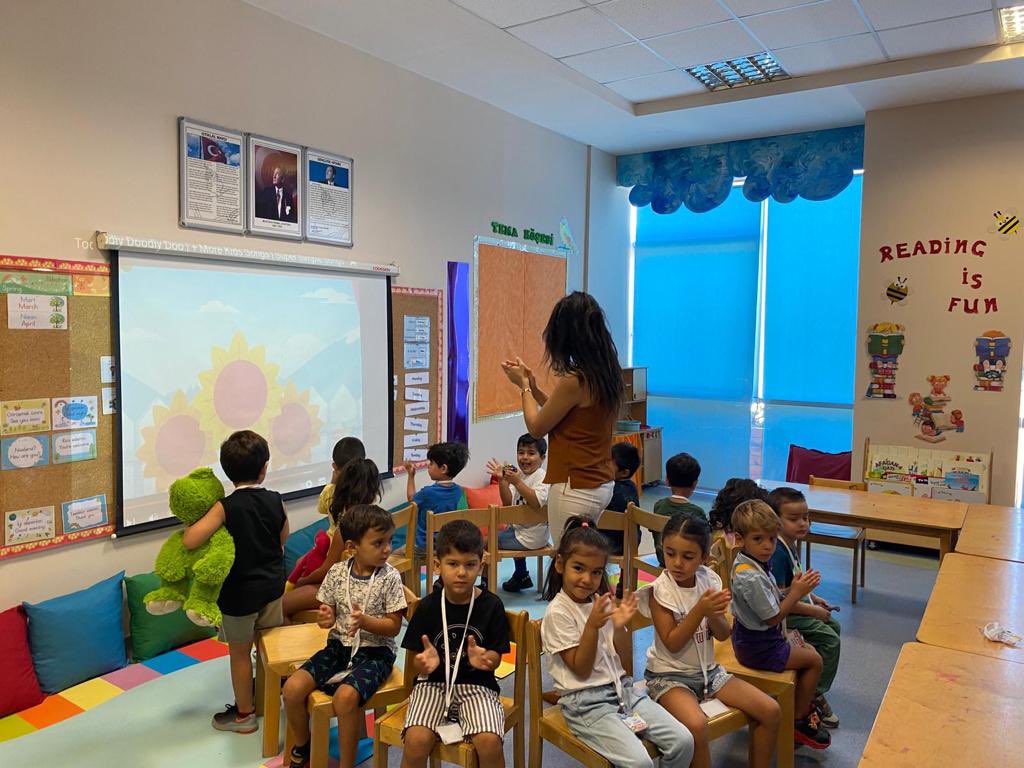 BAHCESEHIRADANA's tweet photo. Çift dilli eğitim programımız ile anaokulu öğrencilerimizin 🤗 oryantasyon sürecine başladık. 🫶🏻
Branş öğretmenlerimiz ve sınıf arkadaşlarımız ile eğlenceli bir öğrenme yolculuğunun ilk adımından kareler 👇🏻❤️💙 https://t.co/XJIVbUWCCB