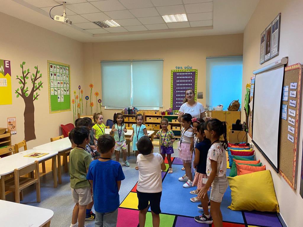 BAHCESEHIRADANA's tweet photo. Çift dilli eğitim programımız ile anaokulu öğrencilerimizin 🤗 oryantasyon sürecine başladık. 🫶🏻
Branş öğretmenlerimiz ve sınıf arkadaşlarımız ile eğlenceli bir öğrenme yolculuğunun ilk adımından kareler 👇🏻❤️💙 https://t.co/XJIVbUWCCB