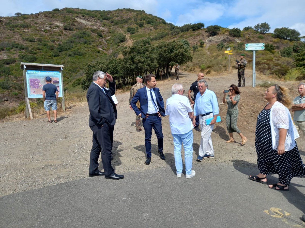 Prefet66's tweet photo. Il s’est rendu au col de Banyuls dans le cadre de l’évaluation,en cours, des possibilités de réouverture du col dans le respect des objectifs de lutte contre l’immigration irrégulière et le trafic de stups. Il a pu échanger avec des membres du collectif #Albères sans frontières https://t.co/S2GHw22gwF
