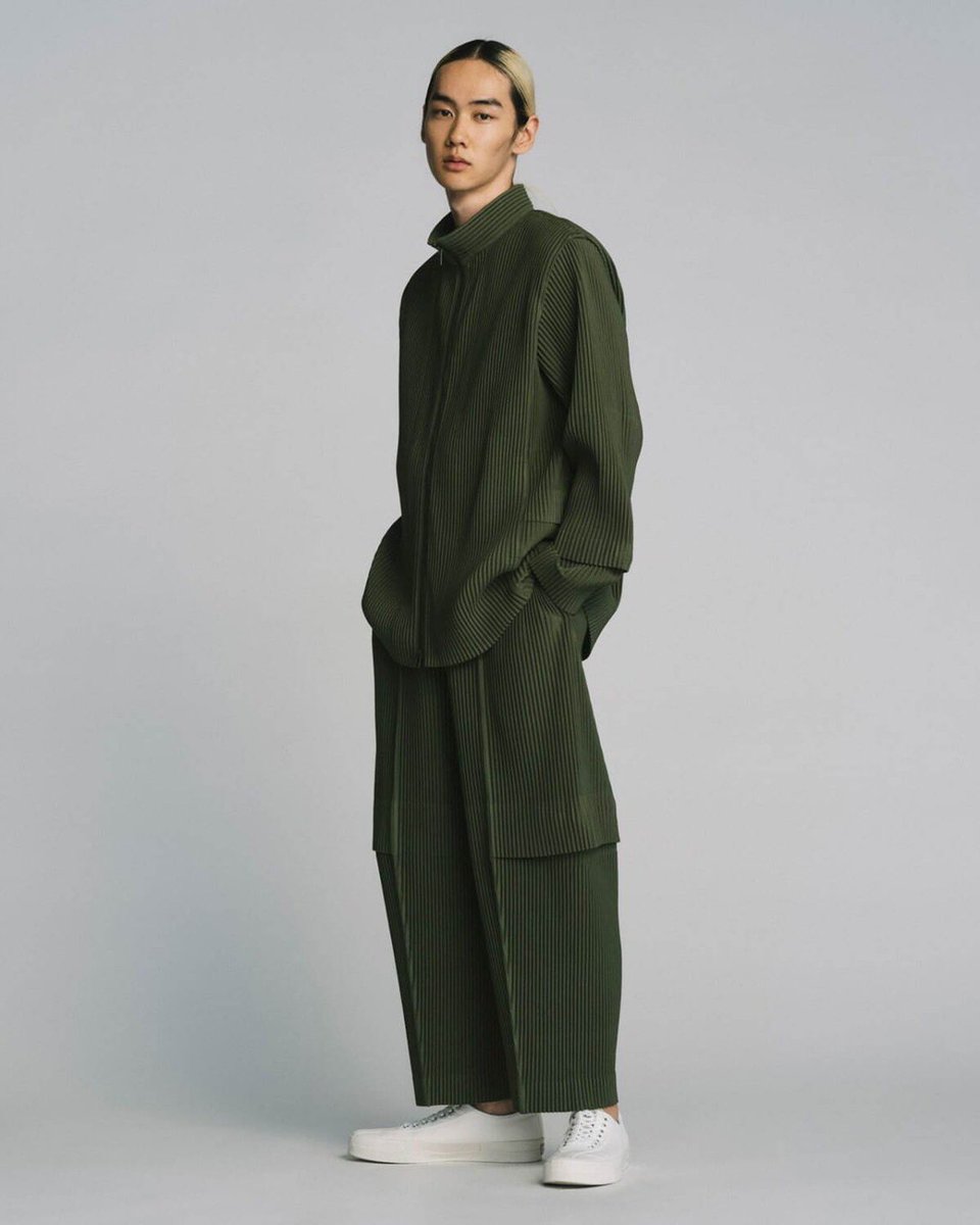untitled1969's tweet photo. [購入品紹介] Homme Plisse Issey Miyake 22AW CARGO
みんな大好きオムプリ、ルック発表時から買うと決めてたセットアップ。手首と膝部分に入ったタックが特徴的。特にパンツはプリーツとカーゴを上手く共有させたデザイン。プレスも入ってるのでだらしなくならないのが良い。発色もGOOD、傑作です。 https://t.co/WZdFm30FBf