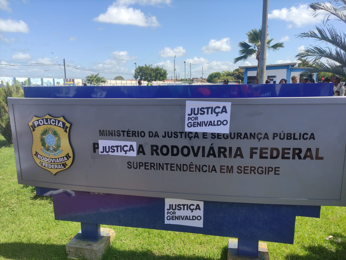 UP80BR's tweet image. GRITO DOS EXCLUÍDOS | #7desetembro

Em Sergipe, panfletos em protesto à Polícia Rodoviária Federal (PRF) foram colocados no Ministério da Justiça e Segurança Pública da PRF, em memória à Genivaldo, morto pela violência policial em uma câmera de gás improvisada.