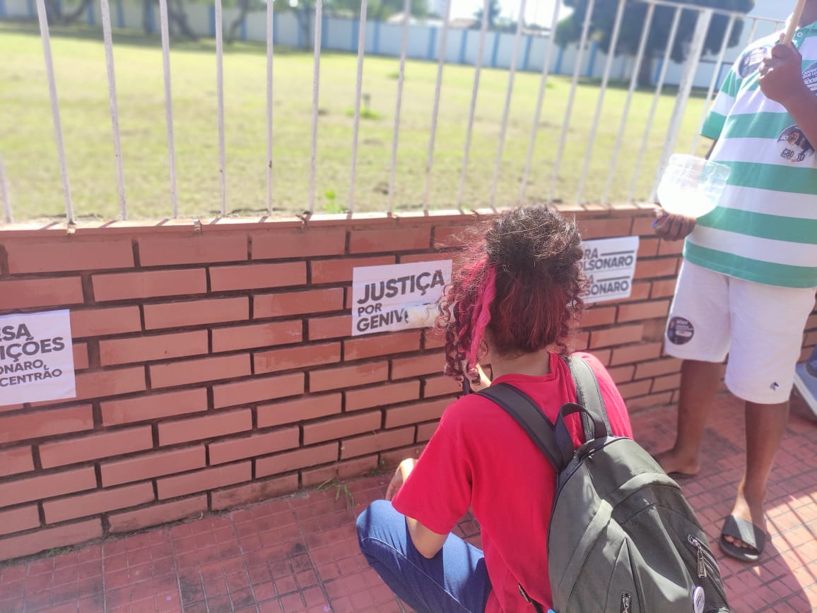 UP80BR's tweet image. GRITO DOS EXCLUÍDOS | #7desetembro

Em Sergipe, panfletos em protesto à Polícia Rodoviária Federal (PRF) foram colocados no Ministério da Justiça e Segurança Pública da PRF, em memória à Genivaldo, morto pela violência policial em uma câmera de gás improvisada.