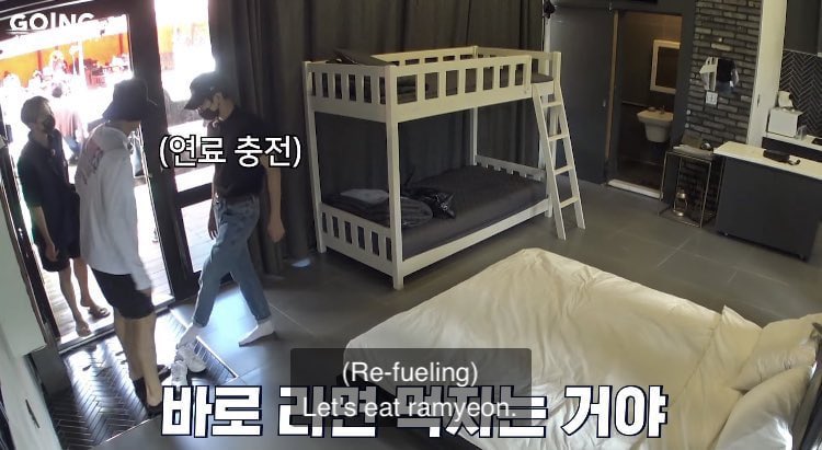 yukowonjeon's tweet photo. Mingyu buys drinks for Wonwoo when he wants, Mingyu pays for the drinks Wonwoo orders, Mingyu cooks for Wonwoo when he’s hungry, Mingyu pays for food when Wonwoo’s hungry… https://t.co/TOHZ3VPFYE