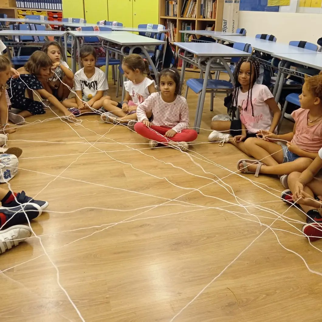 escolapiabalmes's tweet photo. COHESIONEM EL GRUP AMB LA TERANYINA
Les nenes i els nens de 2n hem fet una dinàmica de cohesió de grup que es diu la Teranyina. Cadascú ha dit una cosa que li agrada fer. Així hem descobert aficions de les nostres companyes i companys.

#2PRIEPB 
#PRIMARIAEPB https://t.co/0NS7PzAHYR