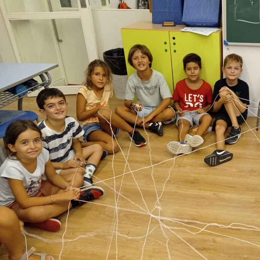 escolapiabalmes's tweet photo. COHESIONEM EL GRUP AMB LA TERANYINA
Les nenes i els nens de 2n hem fet una dinàmica de cohesió de grup que es diu la Teranyina. Cadascú ha dit una cosa que li agrada fer. Així hem descobert aficions de les nostres companyes i companys.

#2PRIEPB 
#PRIMARIAEPB https://t.co/0NS7PzAHYR