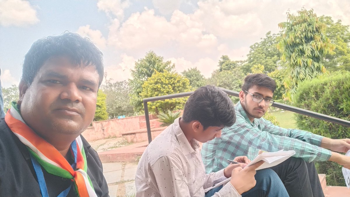 ashiwal_suresh's tweet image. @DeshKiBaatFdn 
राजस्थान विश्वविद्यालय जयपुर में देश की बात फाउंडेशन के द्वारा सर्वे राष्ट्रीय छात्र युवा संपर्क अभियान के तहत छात्रों से रूबरू