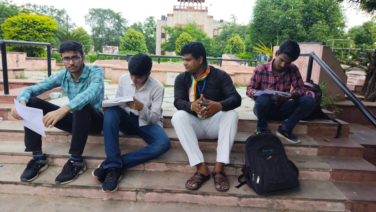 ashiwal_suresh's tweet image. @DeshKiBaatFdn 
राजस्थान विश्वविद्यालय जयपुर में देश की बात फाउंडेशन के द्वारा सर्वे राष्ट्रीय छात्र युवा संपर्क अभियान के तहत छात्रों से रूबरू