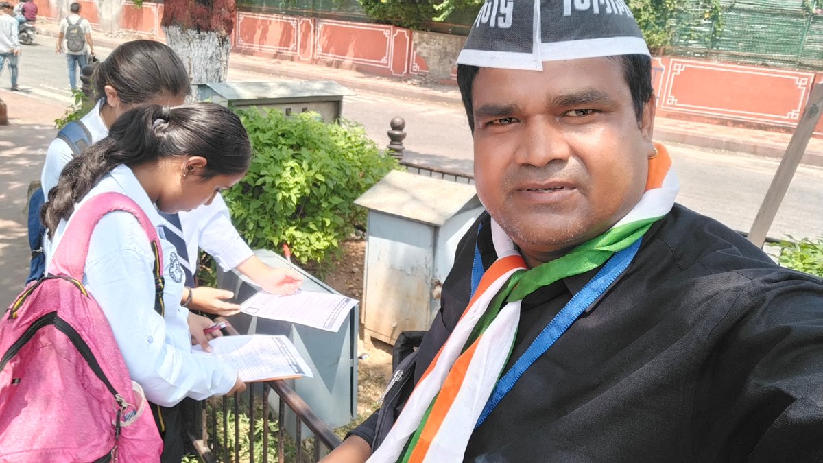 ashiwal_suresh's tweet image. @DeshKiBaatFdn 
राजस्थान विश्वविद्यालय जयपुर में देश की बात फाउंडेशन के द्वारा सर्वे राष्ट्रीय छात्र युवा संपर्क अभियान के तहत छात्रों से रूबरू