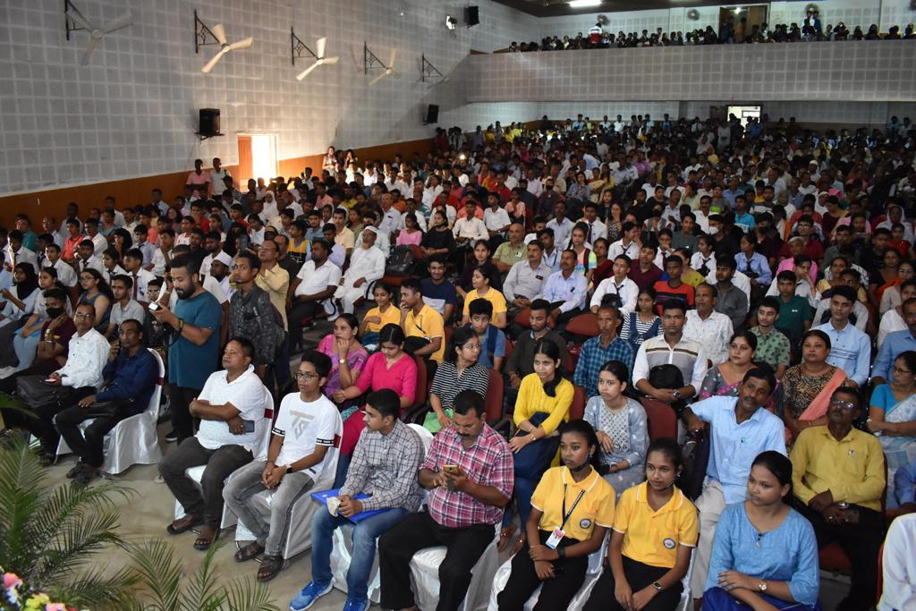 DarrangDc's tweet photo. The Anundaram Barooah Award 2022 was ceremonial presented today to  835 meritorious students of Darrang who received the award along with DBT to their accounts from the Govt of Assam.Hon'ble Guardian Minister graced the event alongwith others dignitaries. https://t.co/lzuIZJVKqt