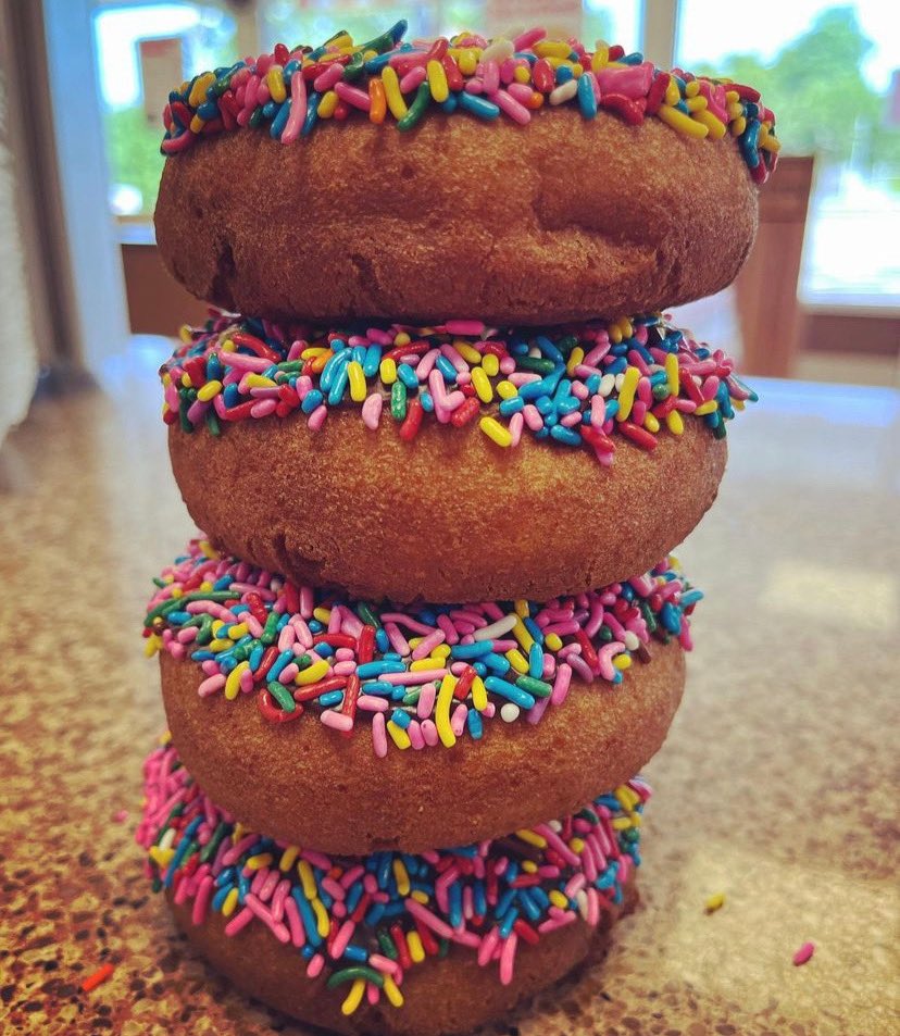 HoneyDew_Donuts's tweet photo. Our secret to getting through the week? A sprinkled donut🍩
⠀⠀⠀⠀⠀⠀⠀⠀⠀
📸: @Honeydewfairhaven 
⠀⠀⠀⠀⠀⠀⠀⠀⠀
#HeresToTheDewers #HoneyDewDonuts #ChocolateSprinkle #SprinkledDonut #Sprinkles #NewEnglandDonuts #NewEnglandCoffee https://t.co/pxhIuH2rMF