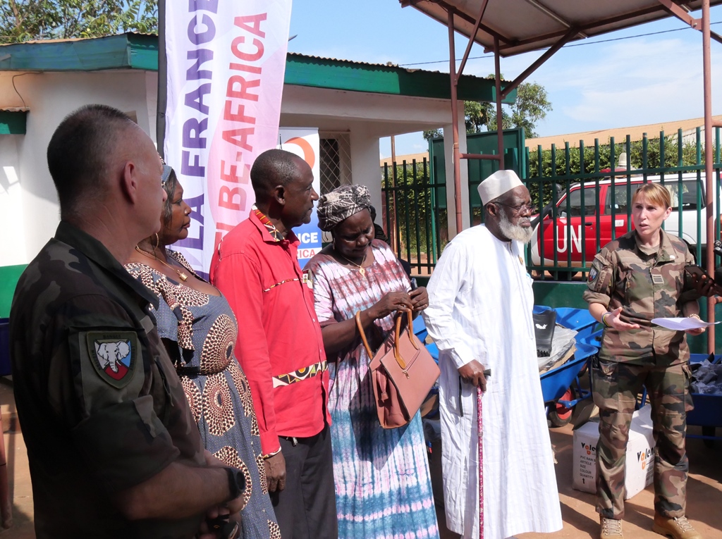 MISLOG_BANGUI's tweet photo. La #MISLOG a offert du matériel à la mairie du 3e arrd de Bangui, pour participer à l’amélioration du quotidien, perturbé par les pluies torrentielles du mois de juillet. Ce don est composé de bottes, gants, pelles rondes, brouettes et pioches.
@EfgOfficiel @EtatMajorFR https://t.co/55SsqveTl9