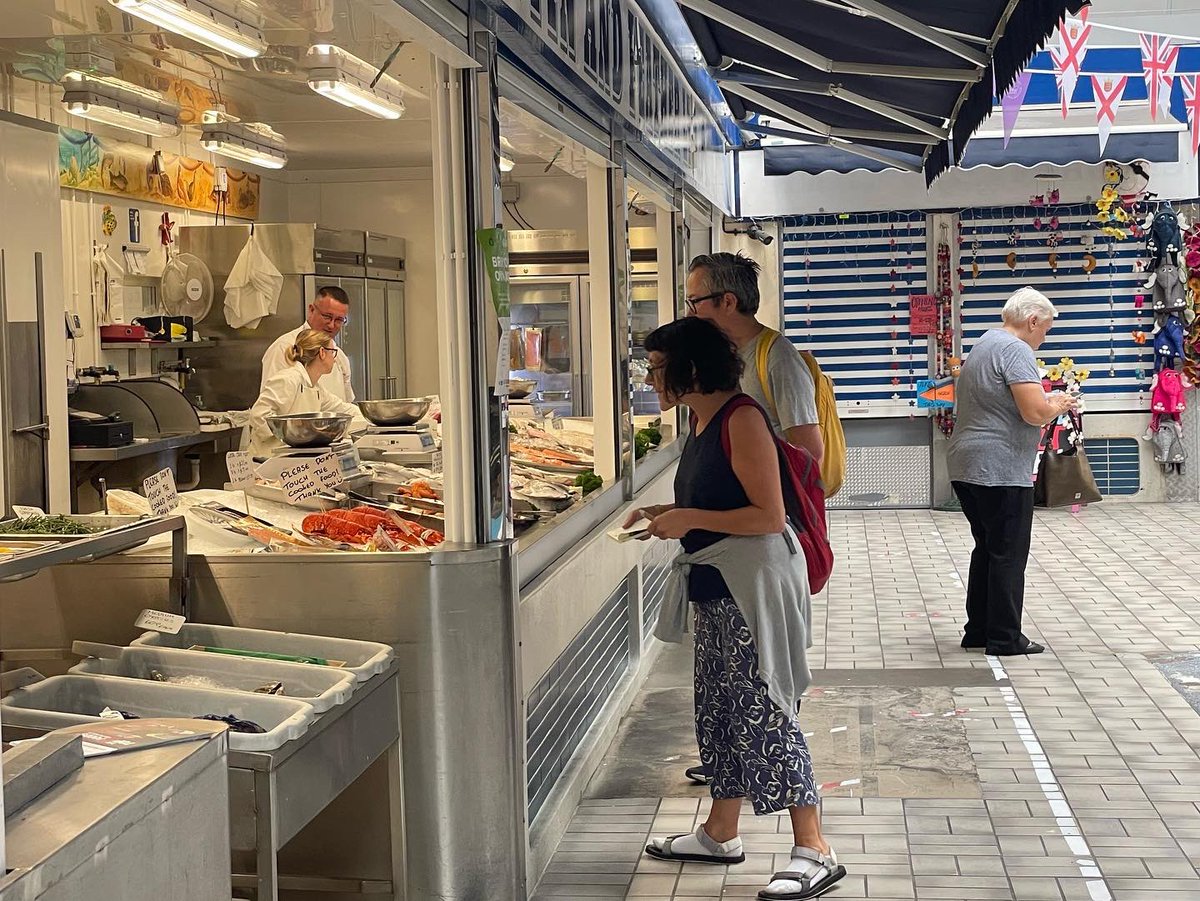 GuideJersey's tweet photo. What a pleasure to introduce my guests to some of the best #flavoursofjersey . @Jerseyuncovered new tour highlights Jersey’s fabulous produce & some of the diverse tastes that locals enjoy. #relishdelicatessen @FlourPatisserie #viennabaker #molloysfruitandveg @visitjerseyci https://t.co/27R54IkEsQ