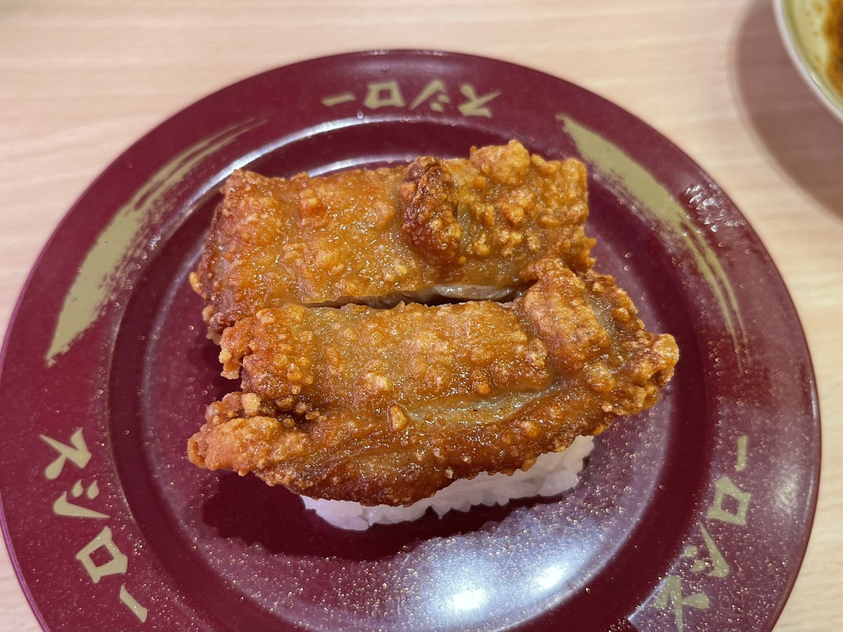 GerrardNan's tweet photo. Sushiro มาเพราะซูชิไก่ทอดเท่านั้นปลาดงปลาดิบพักก่อน ร้านนี้ต้องซูชิไก่ทอด!!! ไก่ทอดมาร้อนๆอร่อยมาก ใช้ไก่ส่วนสะโพก ไม่ชุบแป้งแบบคาราอาเกะ ทอดมาด้านนอกกรอบแห้ง ด้านในเนื้อนุ่มชุ่มฉ่ำ แต้มโชยุผสมวาซาบิให้เค็มเผ็ดหน่อย ทานกับข้าวซูชิเปรี้ยวหน่อยตัดรสกันได้ดีมากกกกก  5จานไม่แบ่งใคร https://t.co/kp6T6QbIXS