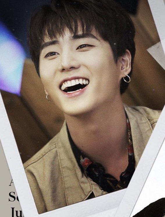 너무너무 예뻐... 사르르 웃는 눈에 사랑이 가득해