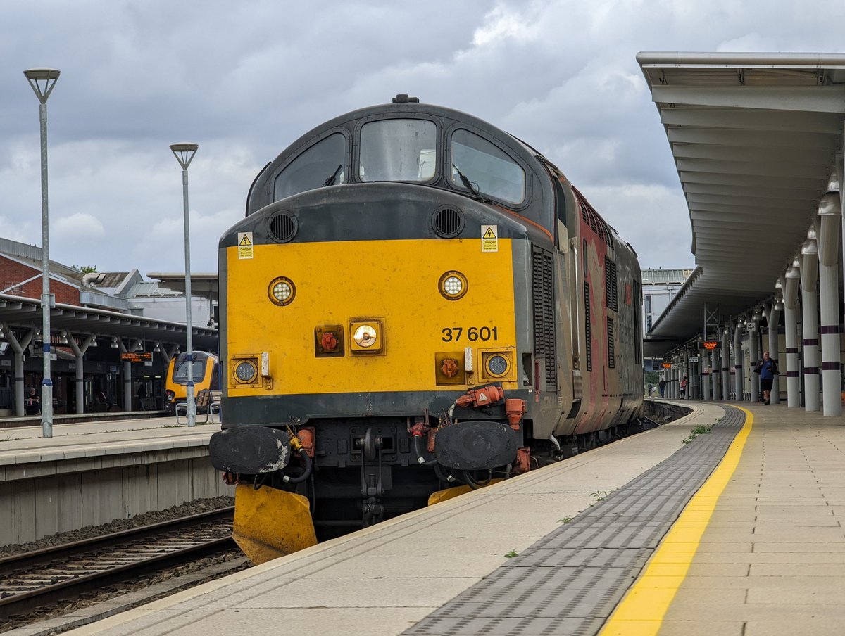 DownOnTheStour's tweet photo. Great few hours at Derby with @WorcDispatcher ✌️

Managed some interesting snaps including some Tractor &amp; Duff action and the Ex Southern 171s off to Barrow Hill 📸

 #DispatchersOfTwitter #Railwayphotography #trainphotography #railwaytwitter #class171 #duff #tractor #class37 https://t.co/GPG6ATEe7C