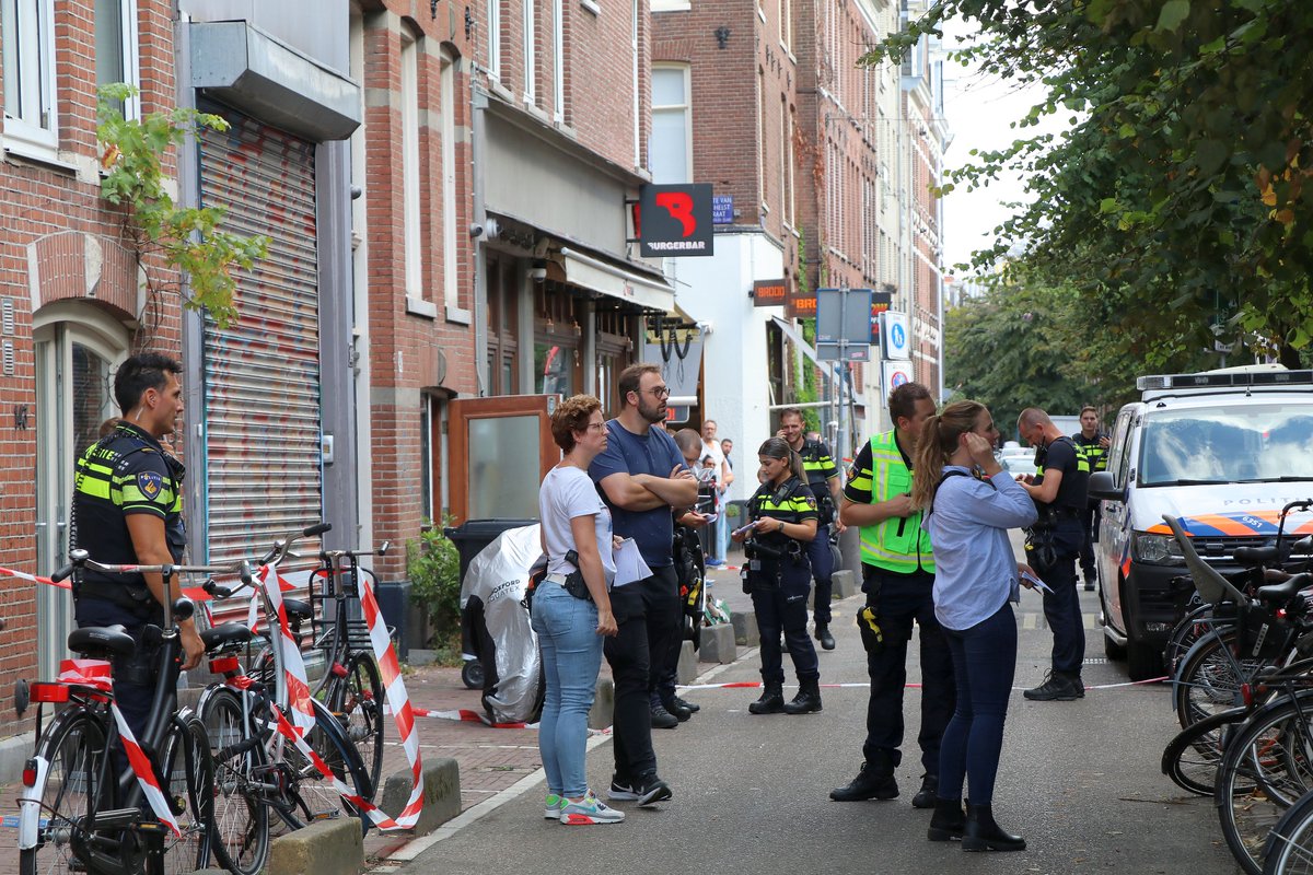 PersburoUNN's tweet photo. Een vrouw is vanmiddag gewond geraakt bij een steekpartij in De #Pijp. De politie heeft kort daarop een verdachte aangehouden. Het incident gebeurde rond 12.45 uur in of rondom een woning in de Govert #Flinckstraat via https://t.co/OZoEGSqNFG @AT5 https://t.co/wNXGZhwEKn