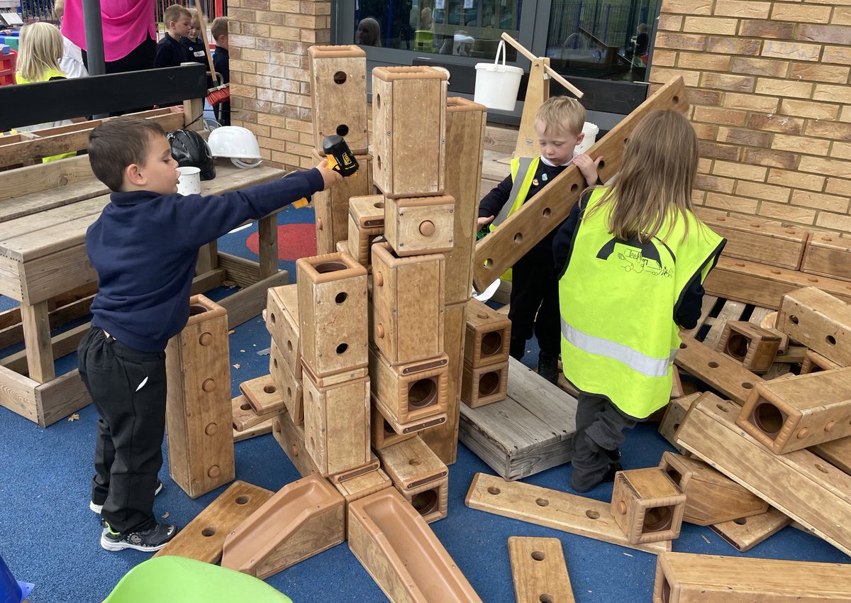ysgolyddraig's tweet photo. #YYDHensol A great start to Reception. Lots of smiles and fun with our friends! https://t.co/qG0v6BLbuK