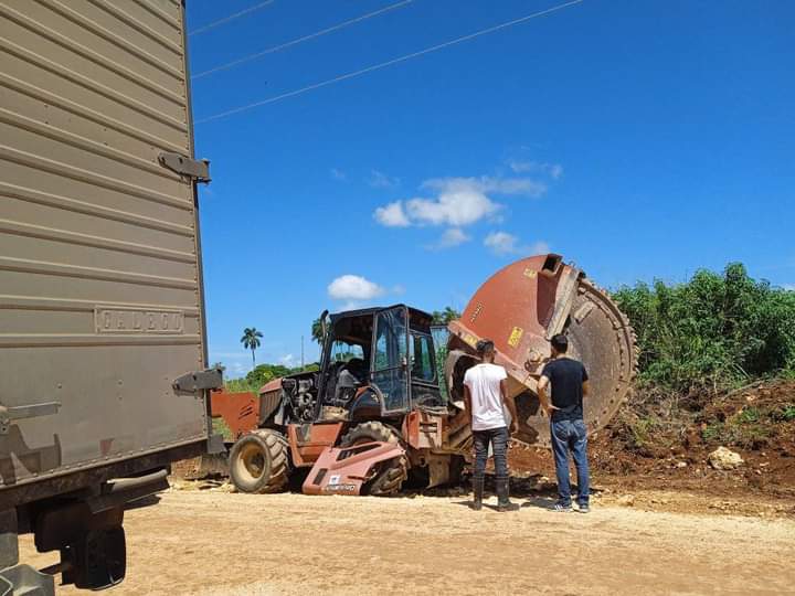 Dirección de Mecanización mantiene diariamente la asistencia técnica a los equipos, obra: Conductora abasto de agua a San Antonio de los Baños.
 #EMAROHO #vamoscontodo2022