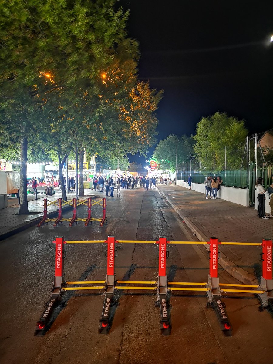 👉 Durante estas #FiestasAlcorcon2022 estamos probando las barreras móviles antiterroristas #Pitagone para frenar posibles ataques de vehículos.

#ComprometidosConTuSeguridad
