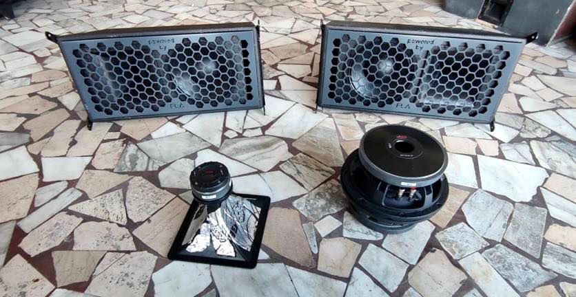 LavoceItaliana's tweet photo. Nice line array project, using #LAVOCE 𝗠𝗔𝗙𝟭𝟬𝟯.𝟬𝟬 10” #midrange and 𝗗𝗙𝟭𝟬.𝟭𝟰𝗟𝗠 1” #compressiondriver
by Luciano Fabozzi 

• MAF103.00: https://t.co/ZEToKx8SRI
• DF10.14LM: https://t.co/DG2QsdbHCZ https://t.co/6HwLeNWzXO